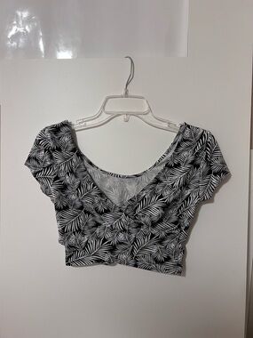 Charlotte Russe medium Black & White Leaf Print V-Neck Crop Top